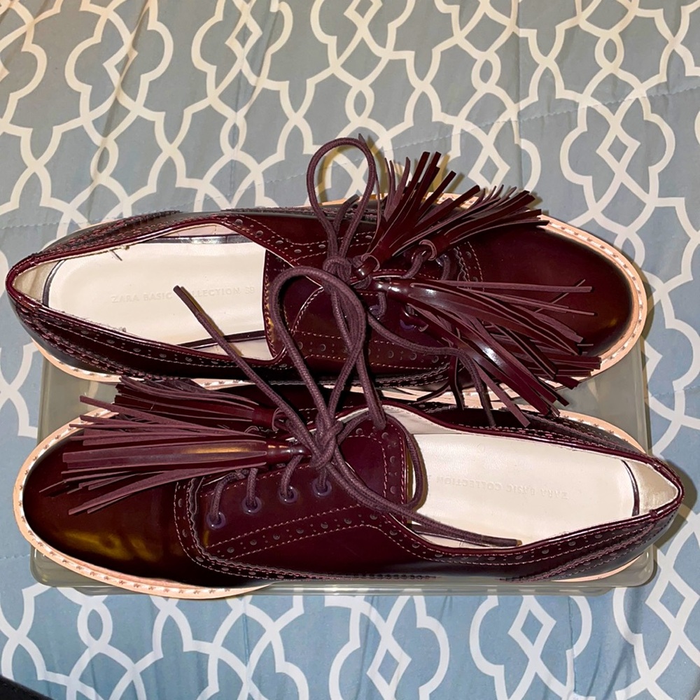 Zara burgundy lace up platform oxfords with removable tassels. Size 39, US 8